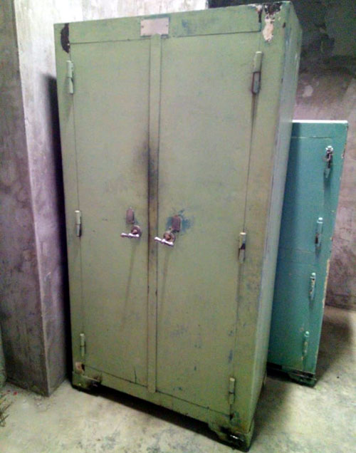 Вскрыть металлический шкаф